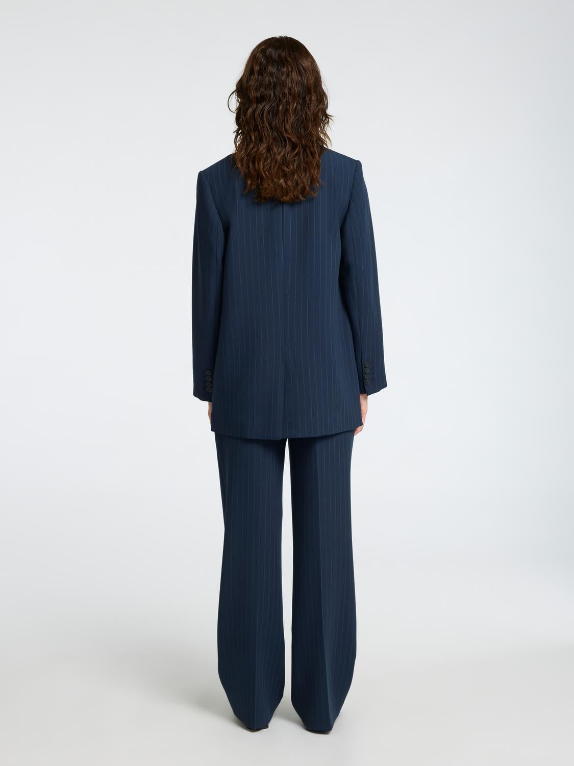 model_shot-back